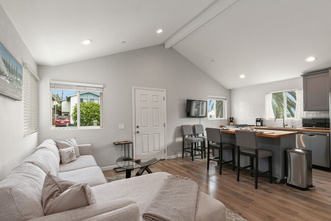 Charming Beach Bungalow | Furnished or Unf... - Charming Beach Bungalow | Furnished or Unf... House