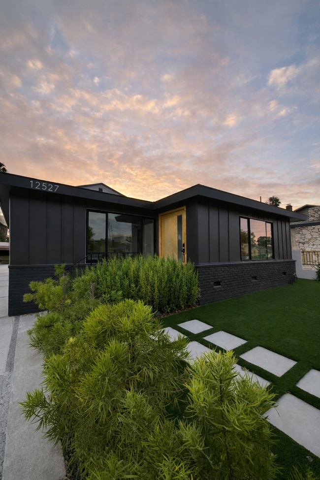 Building Photo - 12527 Cranbrook Ave Unit 1