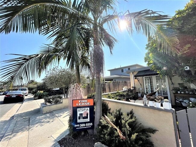 Building Photo - Adorable Studio Minutes away from the San Clemente Beaches! Unit C