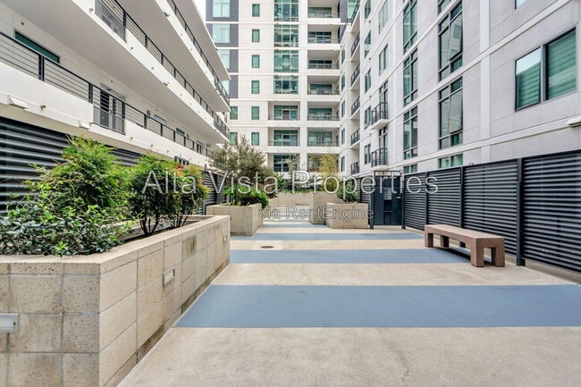 Building Photo - 425 W Beech St Unit 210