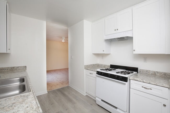 103 Kitchen - Torrance Courtyard Apartments