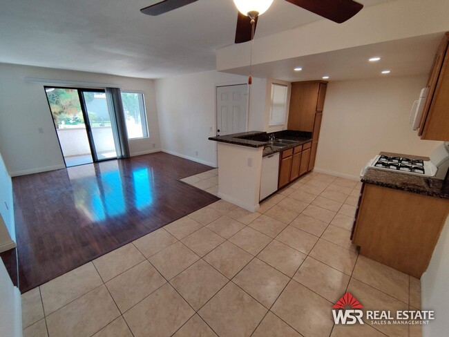 Building Photo - 2 Bedroom / 2 Bathroom Condo W/ garage Unit 204