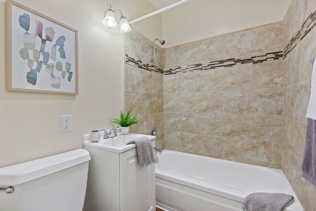 Photo - Holiday West Apartments