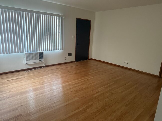 Living room - 544 W Vesta St Unit 5