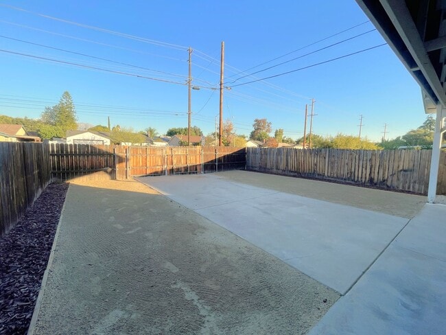 Photo - 1334 E Brockton Ave Unit B