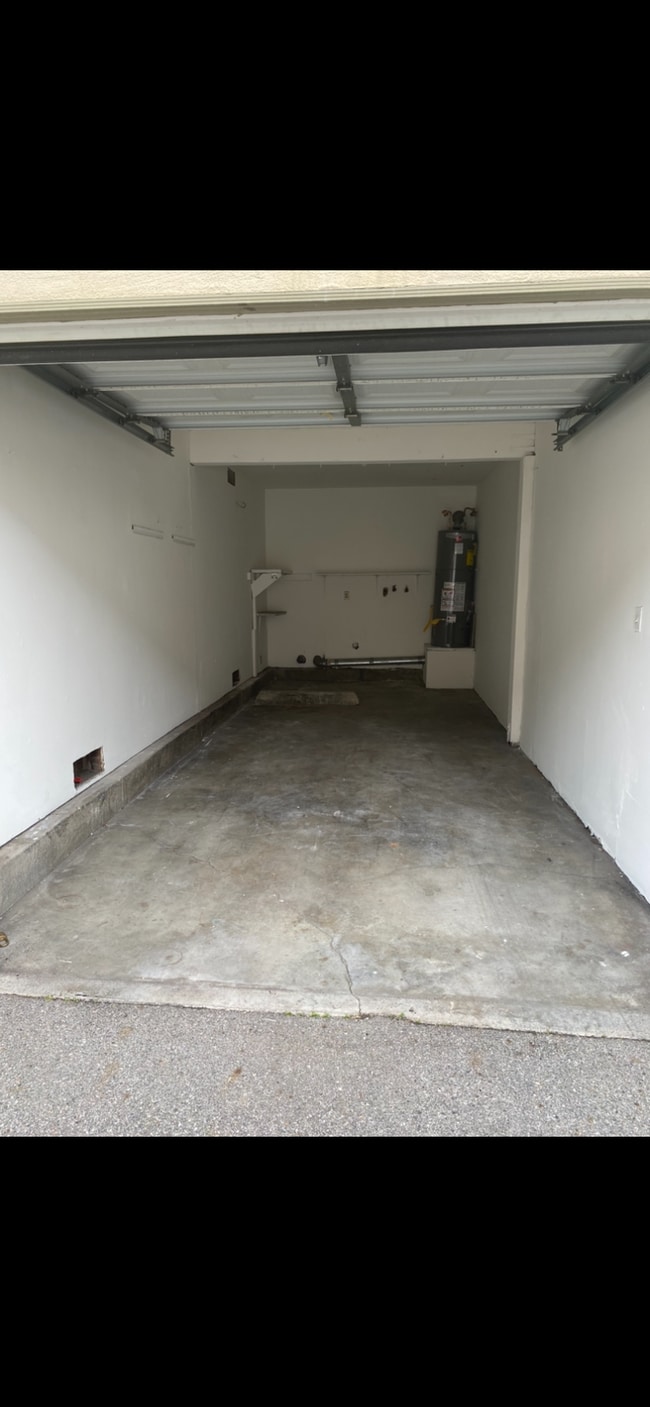 Building Photo - 1341 Eastpark Dr Unit 2