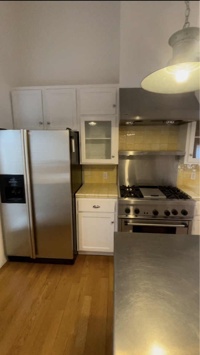 Kitchen Range/Refridgerator - 1200 Pine Ave