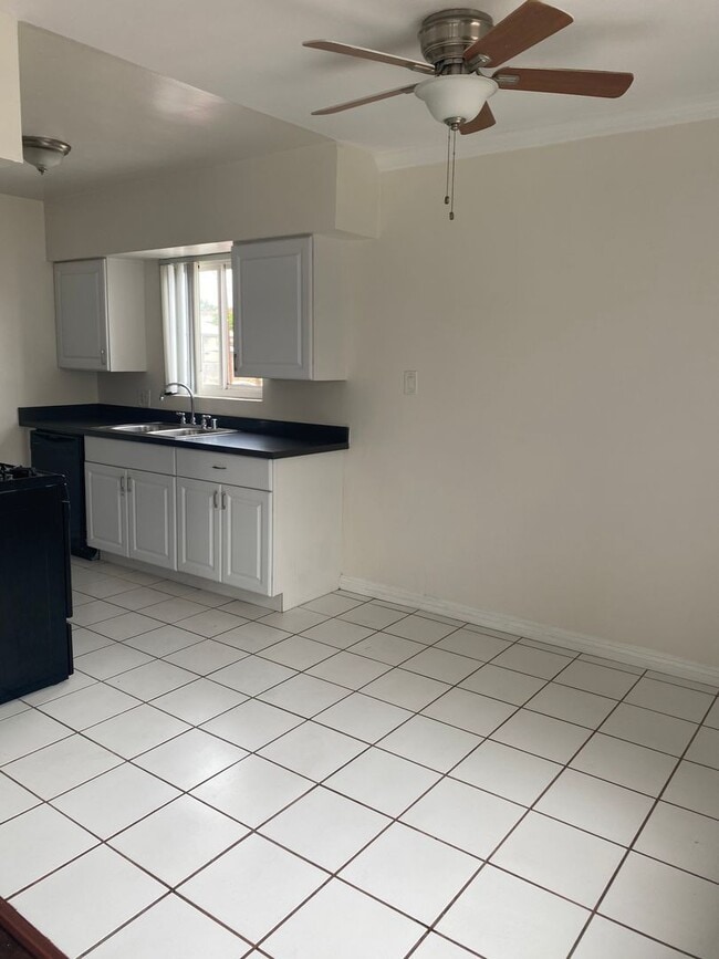 Photo - Bright 2 bed 1 bath in Pacific Beach Unit 2208 1/2