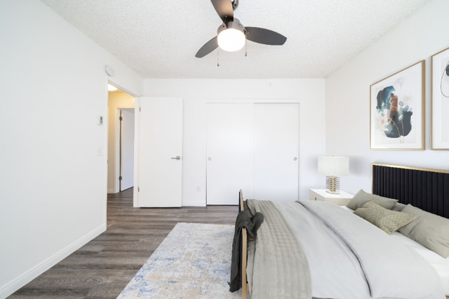 Photo - 800 E Bobier Dr