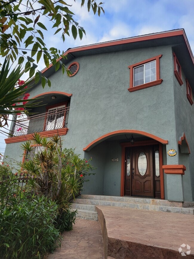 Building Photo - 6161 Oak Crest Way Rental