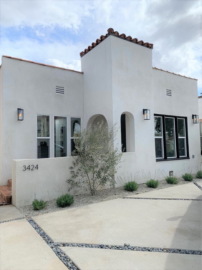 Building Photo - 3424 Edgehill Dr Unit 3424