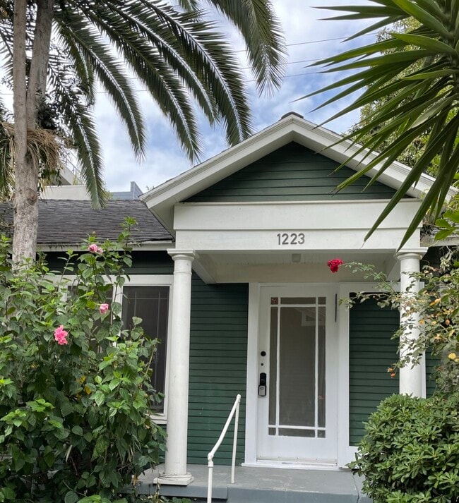 Building Photo - 1223 N Orange Grove Ave Unit WHOLE HOUSE