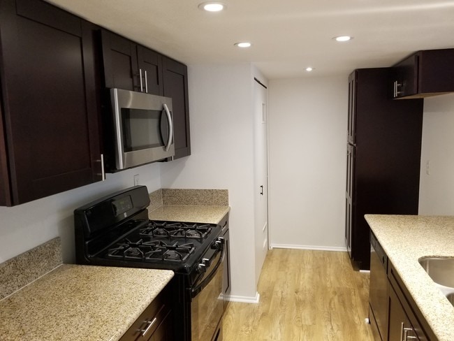 Building Photo - 9388 Twin Trails Dr Unit 205