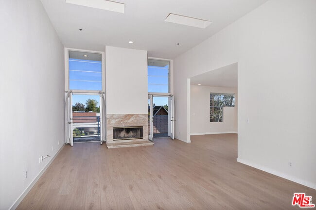 Building Photo - 5350 White Oak Ave Unit 408 Rental