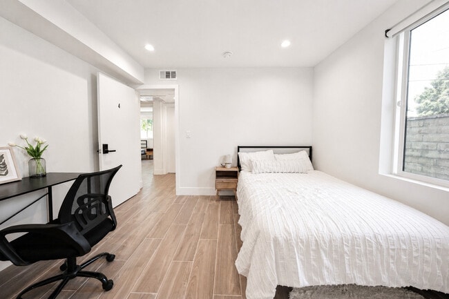 Photo - 1165-1167 W 37th Pl