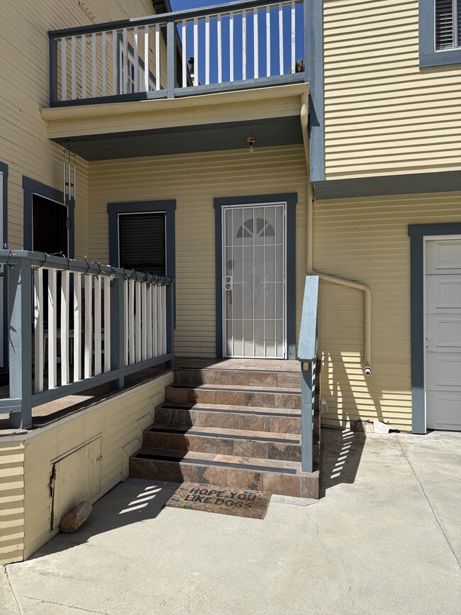 Private Entrance - 305 Emerald St Unit 305