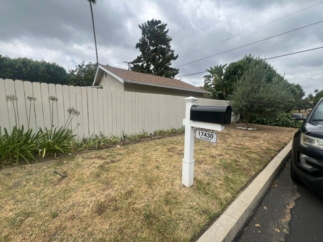 Building Photo - For Lease – Charming 2 Bedroom, 1 Bathroom Guest House in Prime Northridge Location