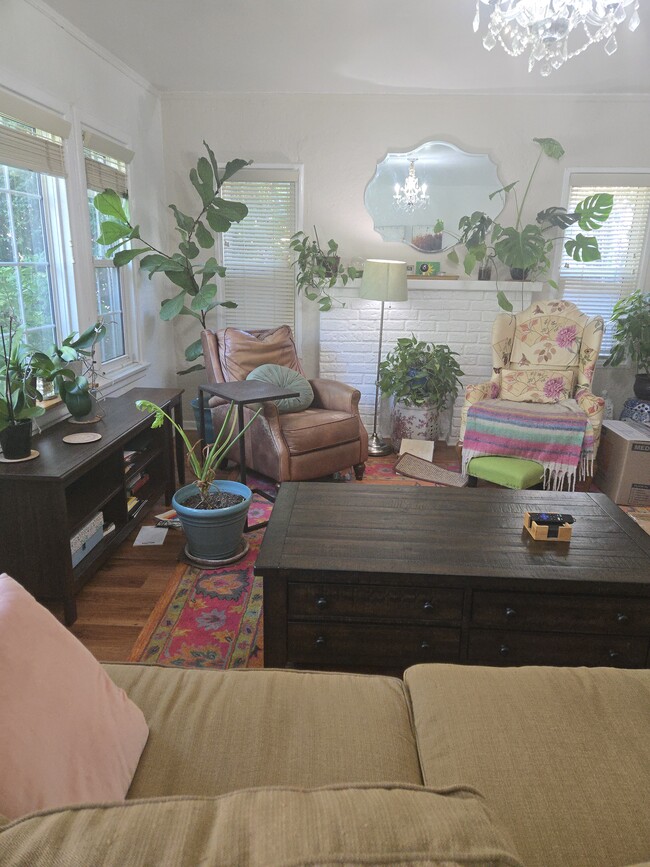 Building Photo - 430 S Oakhurst Dr Unit Lower Rental