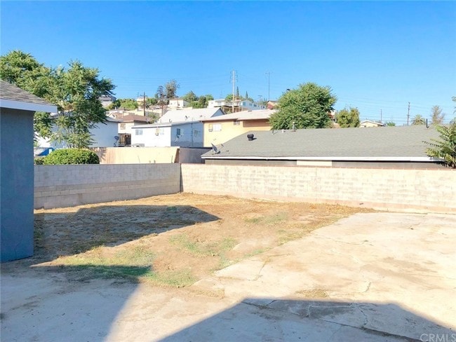 Huge Backyard - 936 N Ditman Ave