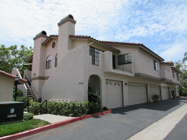 Building Photo - Beautiful 2BD/2BA Townhome in the Heart of University City - 2 Car Garage - Washer/Dryer - Quiet ... Unit 38