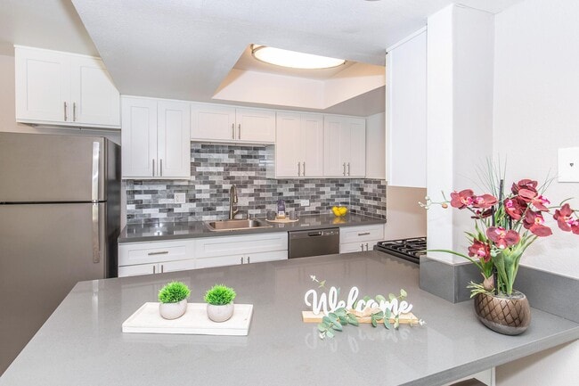 Building Photo - Enclave at Town Square