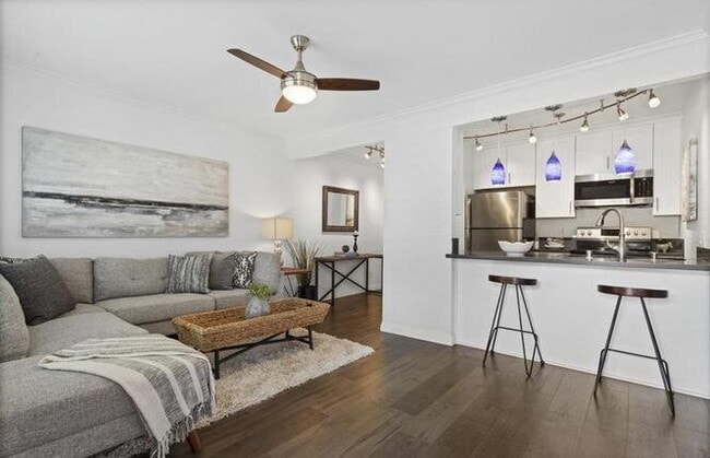 Building Photo - Beautifully Remodeled 1BD/1BA Condo – Pet ...