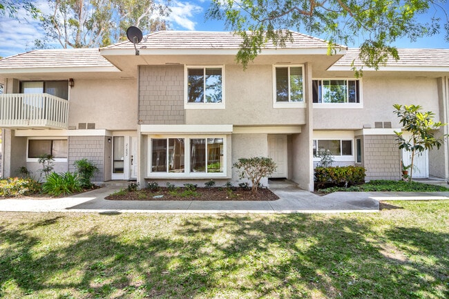 Building Photo - Live by the Lakeside -  Upgraded Spacious TOWNHOME in Lakeside Park