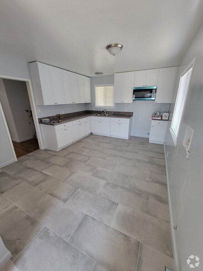 Building Photo - Large 3 bedroom 1 bath house for rent.