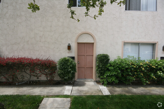 Building Photo - Two Bedroom Condo in UTC