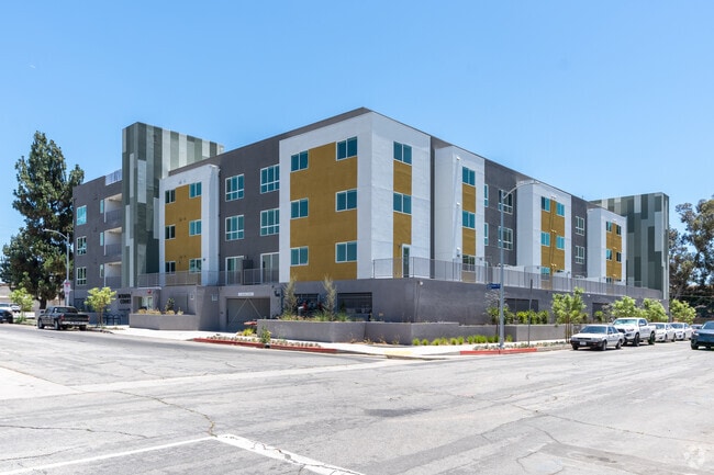 Building Photo - Bermuda Court Rental