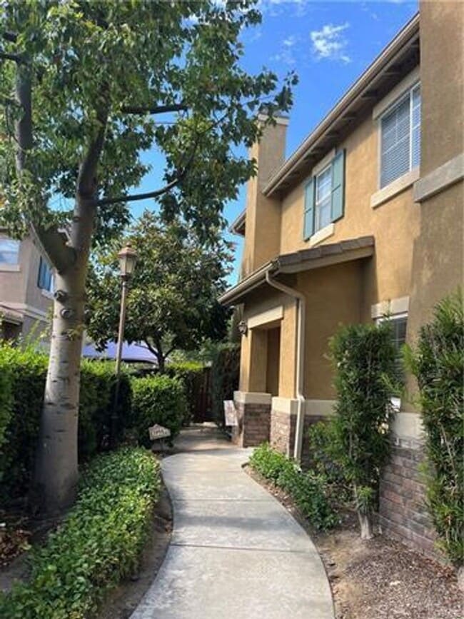 Building Photo - Beautifully designed townhome