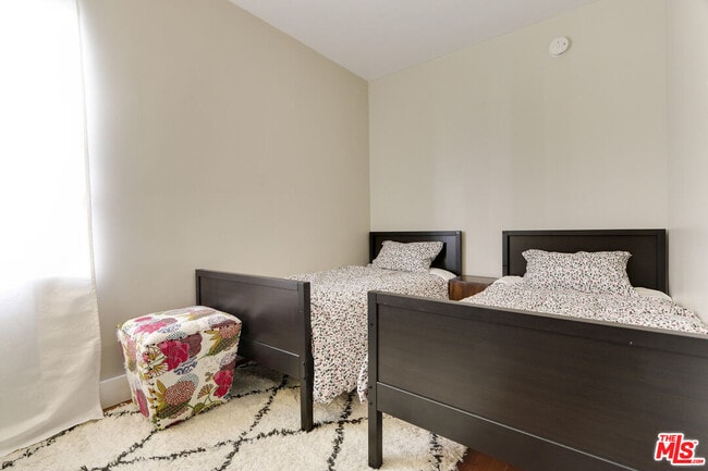 Photo - 838 N Sycamore Ave