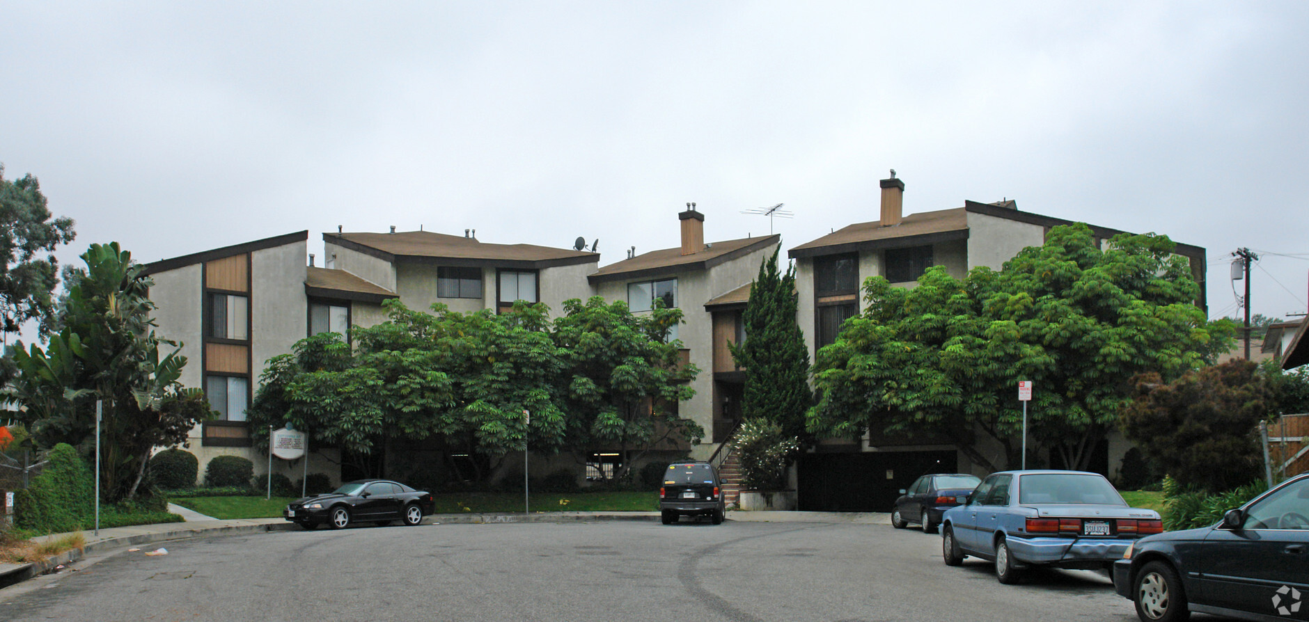 Photo - 3327 Livonia Ave Apartments