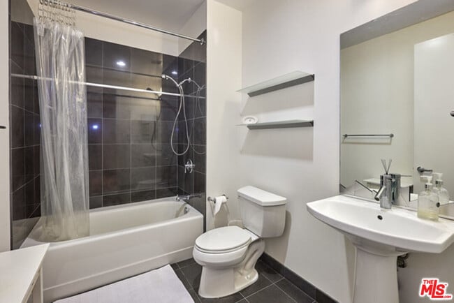 Photo - 3223 W 6th St Unit 511