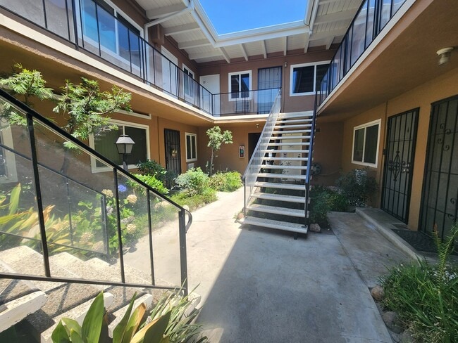 Building Photo - 15043 Victory Blvd Unit 11
