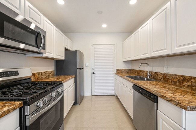 Building Photo - 1425 Vía Soledad Unit 1