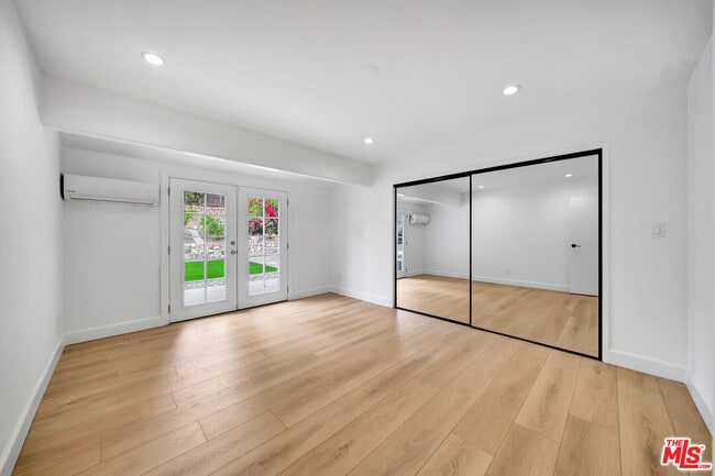 Photo - 20619 Clark St