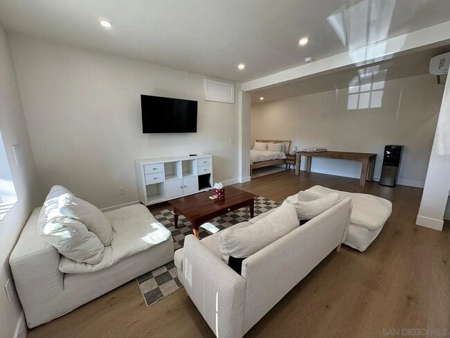 Building Photo - Studio rental available in a beautifully renovated single-story ranch property located in the hig... Unit 1/2