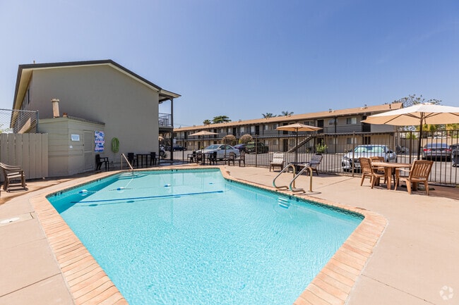Pool - Royal Oakdale Apartments