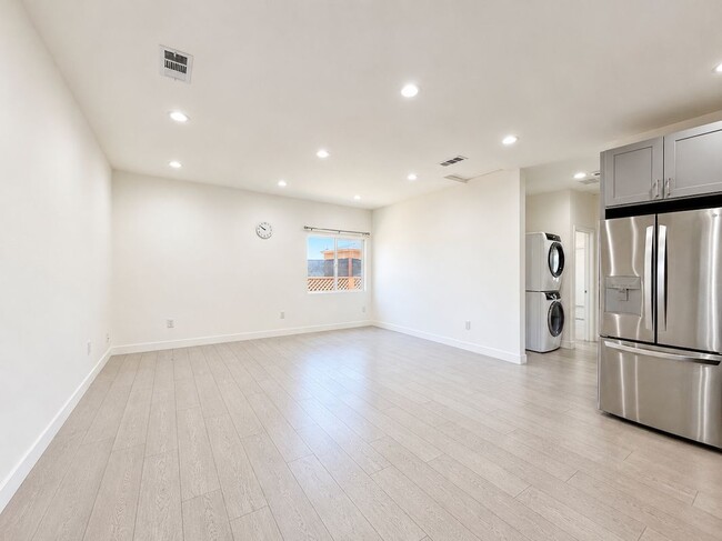Photo - 10723 Rhodesia Ave