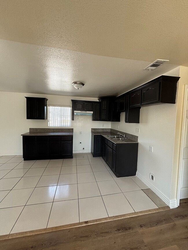 Photo - 830-828 W 71st St