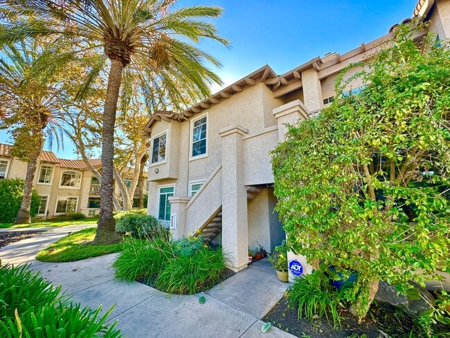 Building Photo - Beautiful Upstairs Condo Unit in the Priva...