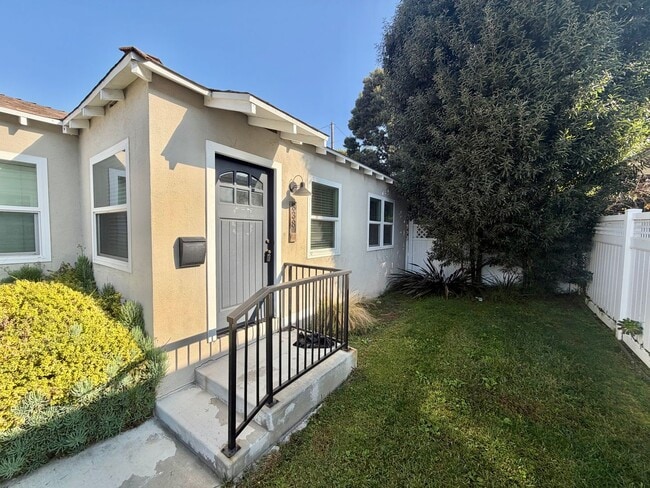 Charming El Segundo Bungalow w/ In-Unit Laundry & Huge Backyard! - Charming El Segundo Bungalow w/ In-Unit Laundry & Huge Backyard! Unit 838