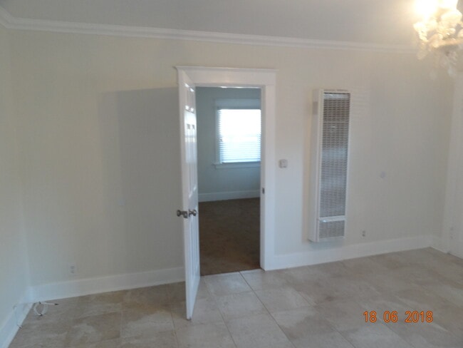 Living room - 621 W Queen St