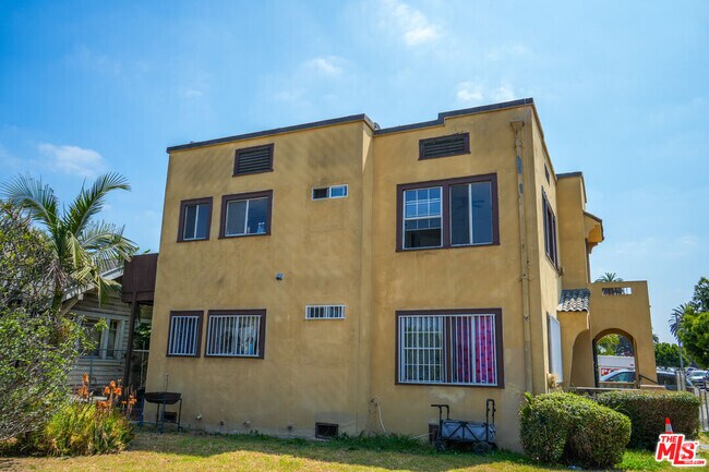 Building Photo - 1353 W 49th St Rental