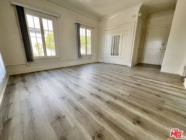 Building Photo - 946 S Burlington Ave Unit 201