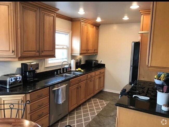 Building Photo - 308 Encino Ln Unit A Rental