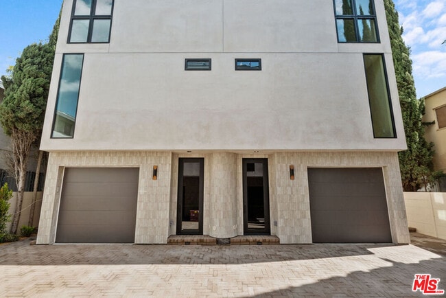 Building Photo - 426 Arnaz Dr