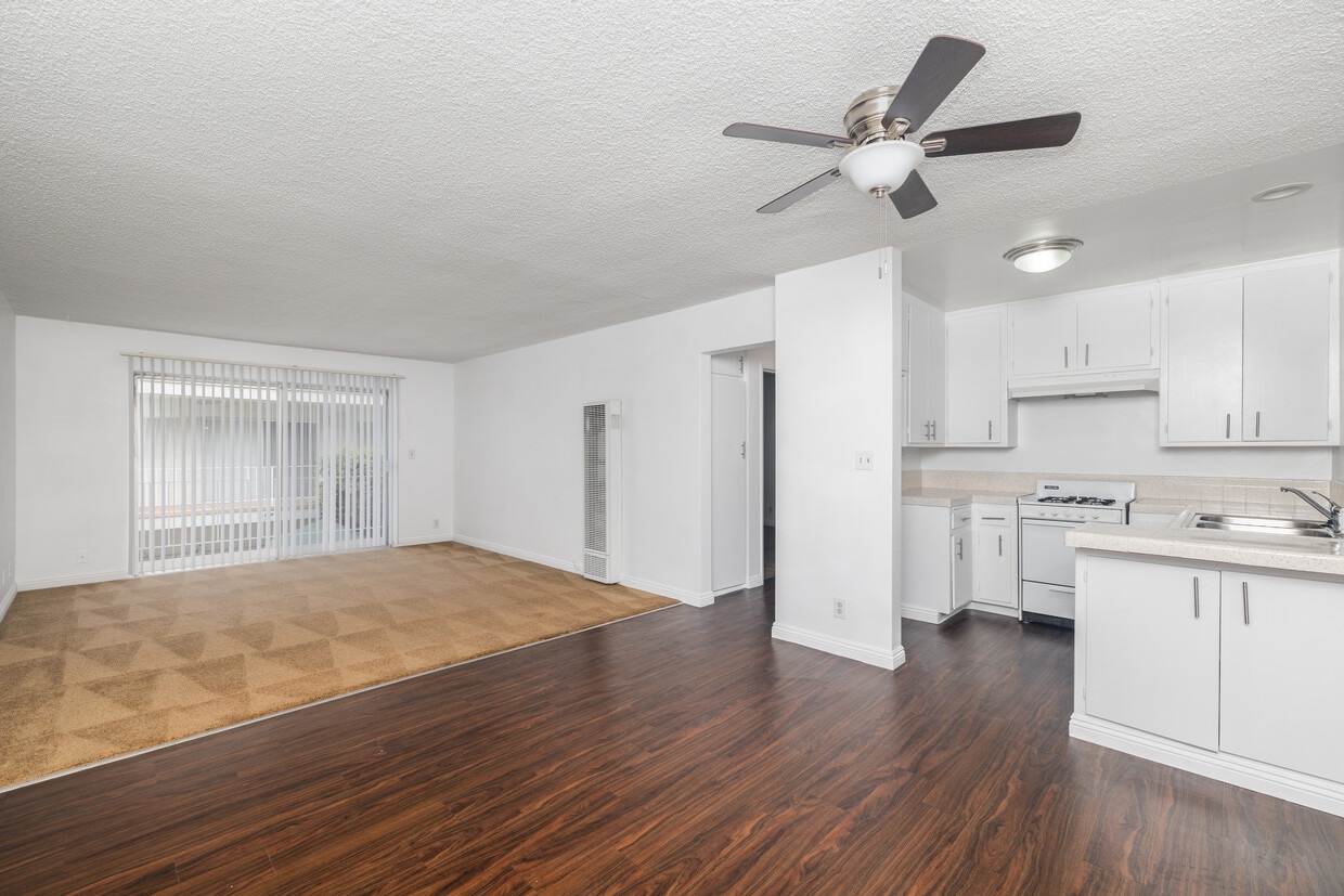 3D Tour - 2700 and 2704 Aviation Blvd. Apartments