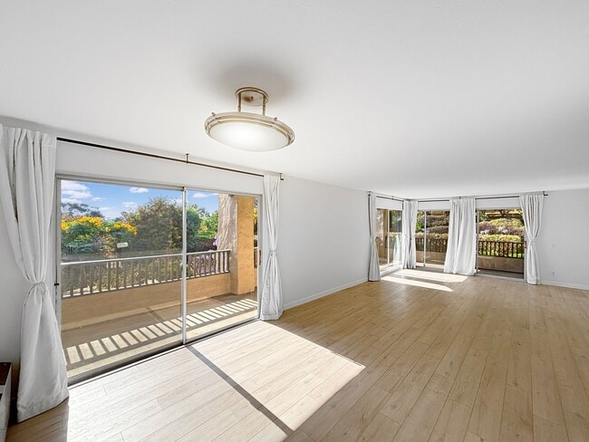 Charming & Spacious 2BD/2BA Condo in Bay P... - Charming & Spacious 2BD/2BA Condo in Bay P... Unit 107